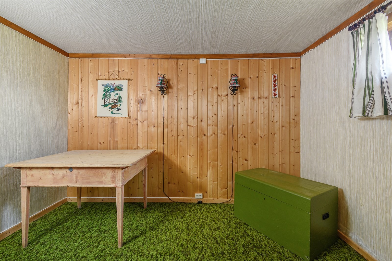 Det er to innredde rom i kjeller Galleribilde