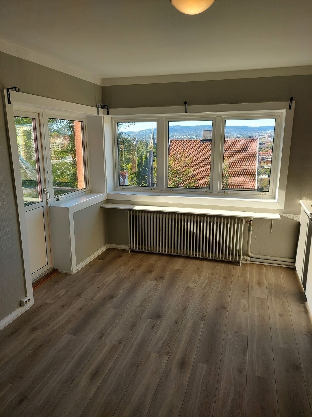 Utgang til balkong fra stue-kjøkken Galleribilde