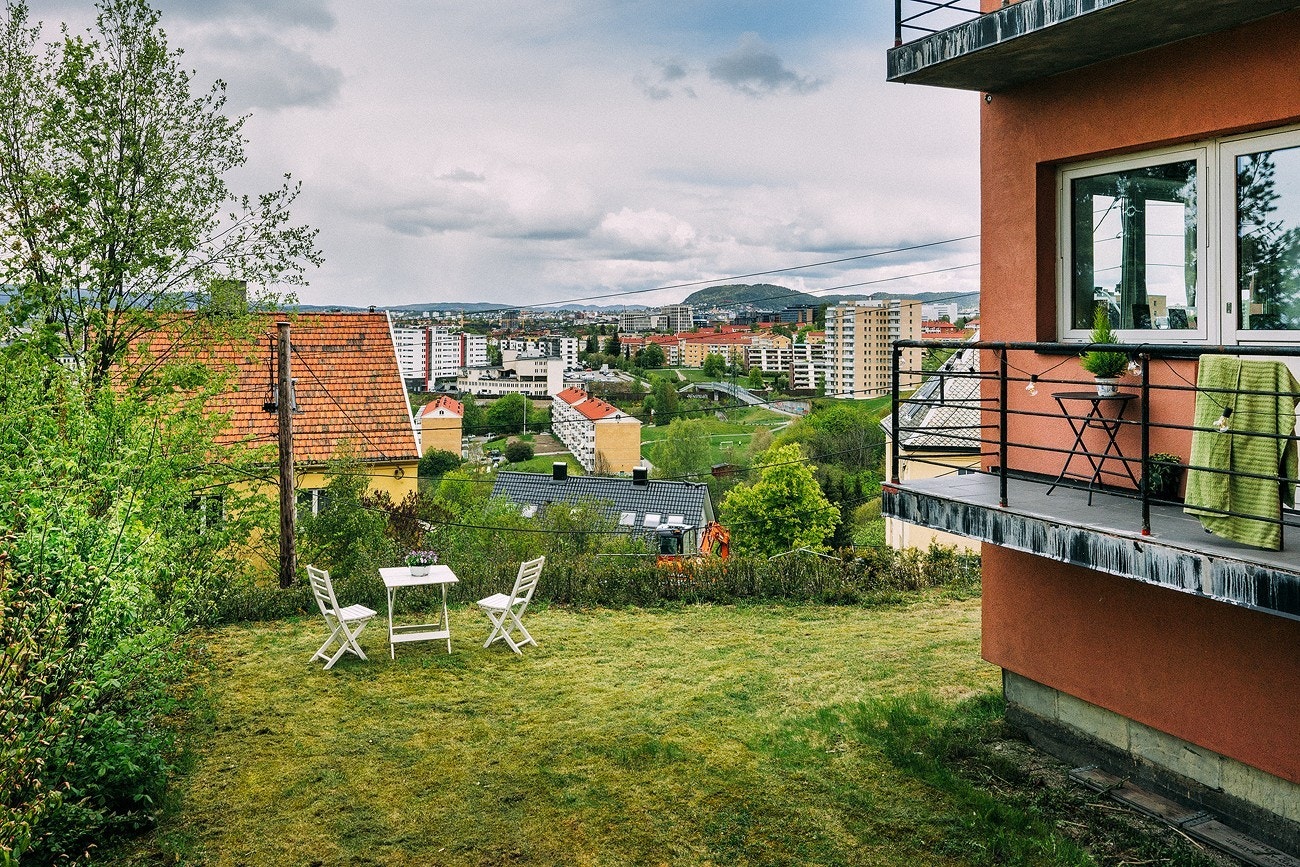 Liten hage bak gården Galleribilde