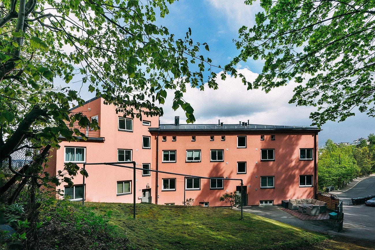 Gården sett utenfra Galleribilde