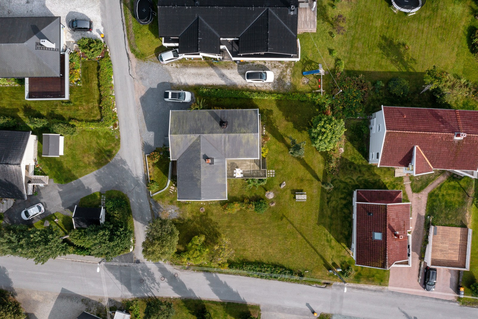 Eiendommen består av to parseller, hvor du enkelt kan føre opp garasje om du ønsker.
