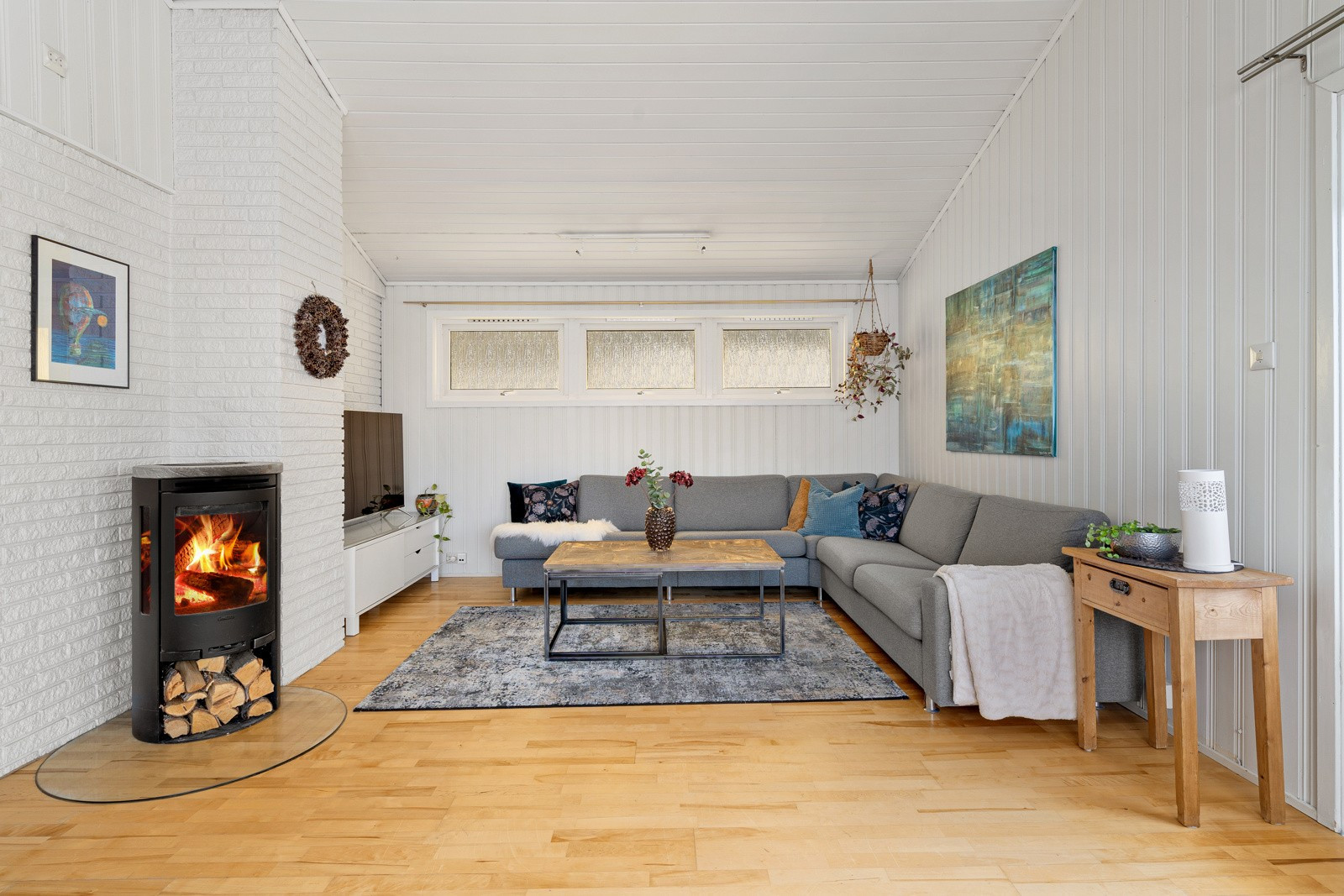 Boligen er gjennomgående lys og luftig med store vindusflater som gir rikelig innslipp av naturlig lys.
