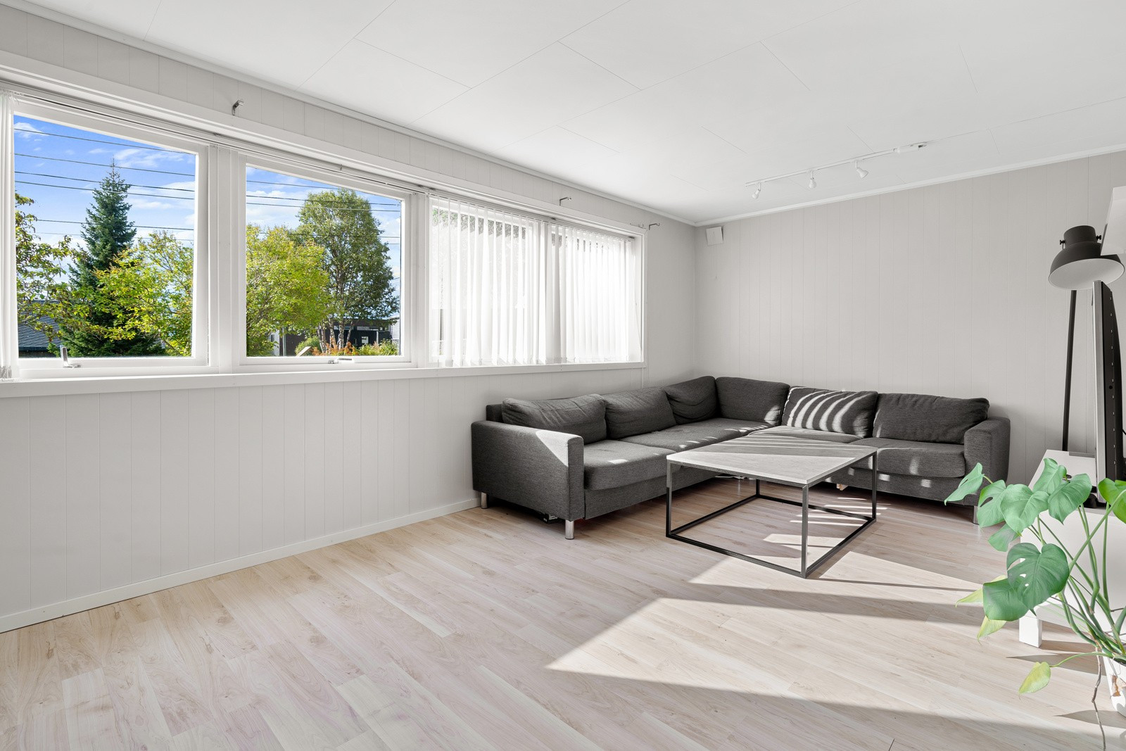 Lys og trivelig stue med plass til ønsket møblement. Også her er det fine lysforhold fra de store vinduene mot vest.