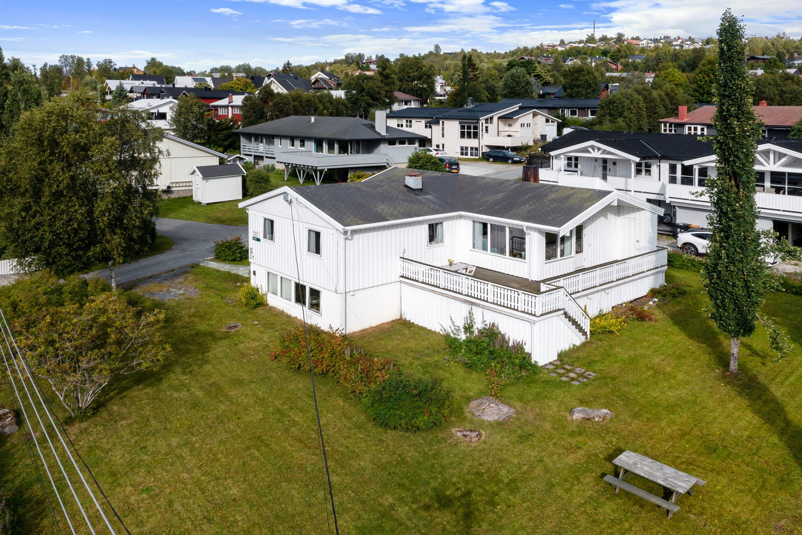 Innholdsrik familiebolig med utleie og ekstra stor tomt med mulighet for oppføring av garasje.