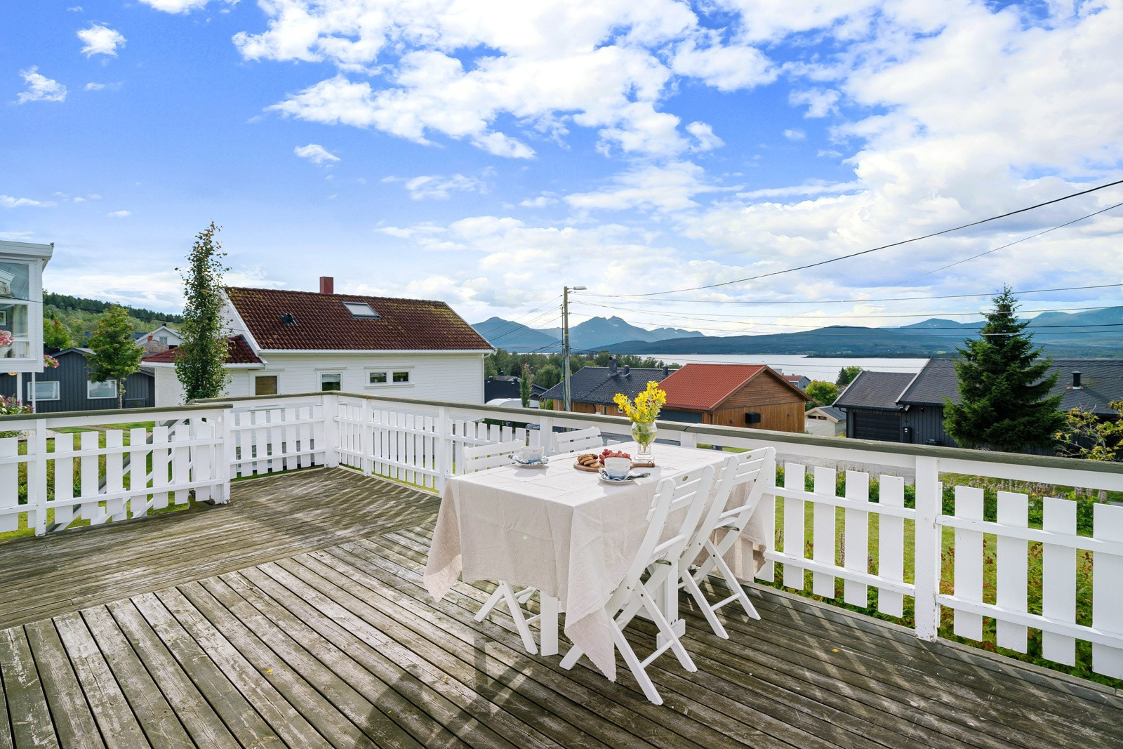 Stor veranda med fine utsiktsforhold og plass til ønsket møblement.