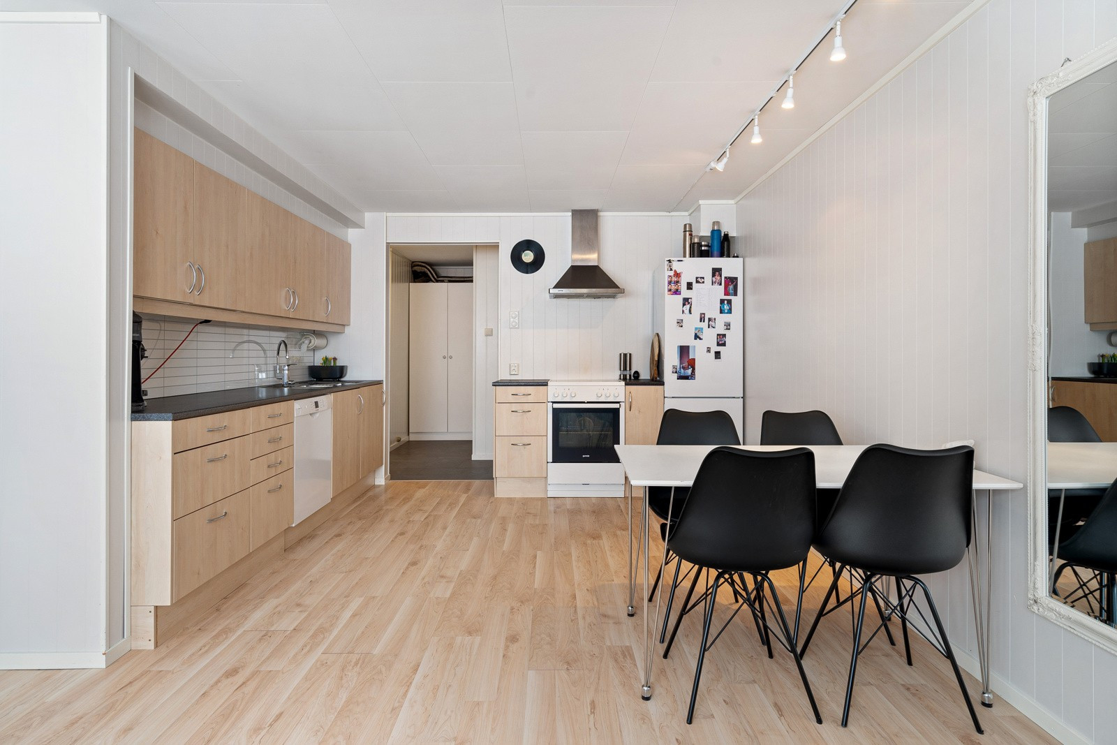 Kjøkken av moderne standard med opplegg for oppvaskmaskin - det er også plass til spisebord