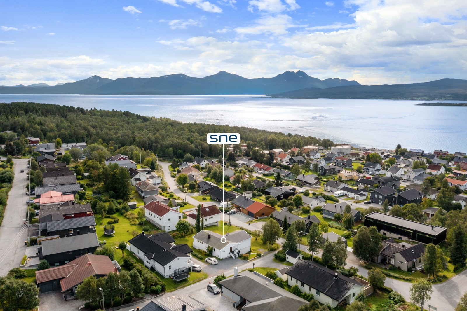 Fra boligen er det gangavstand til skole, barnehage, matbutikk og turløyper.