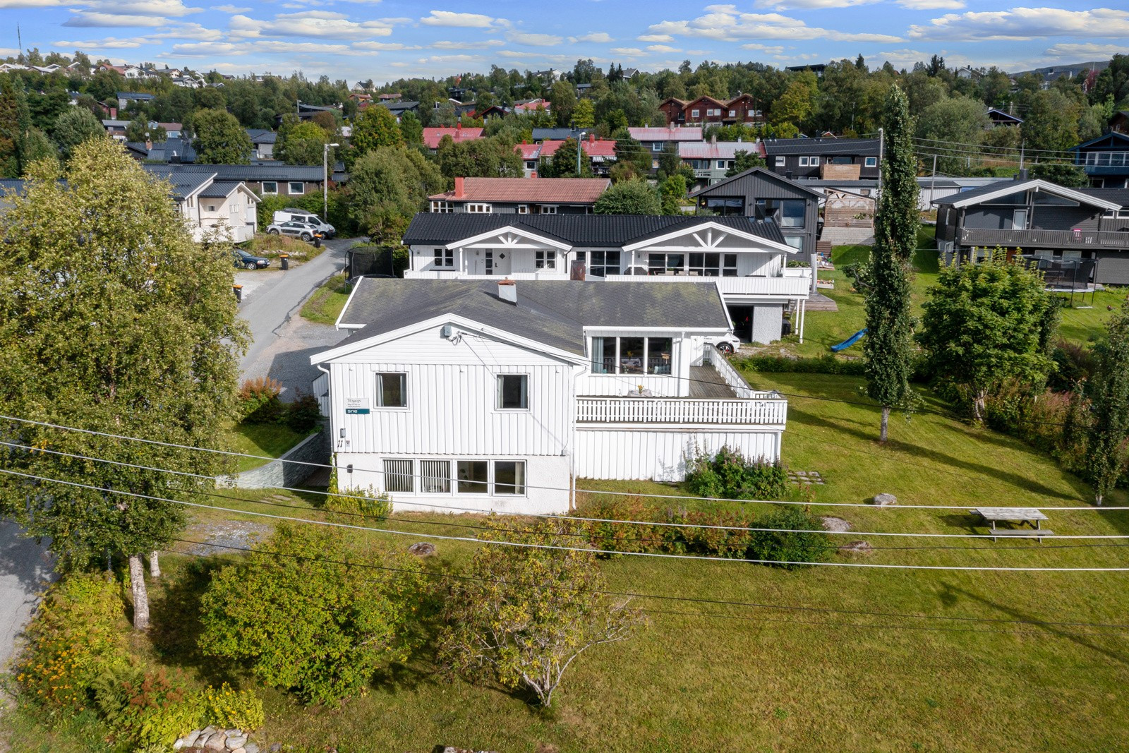 Boligen ligger i et rolig og hyggelig nabolag med mange barnefamilier.