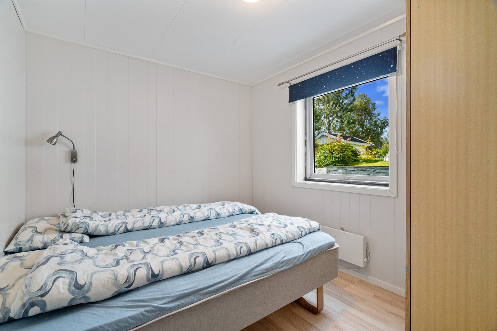 Soverom med plass til dobbeltseng og garderobeskap.
