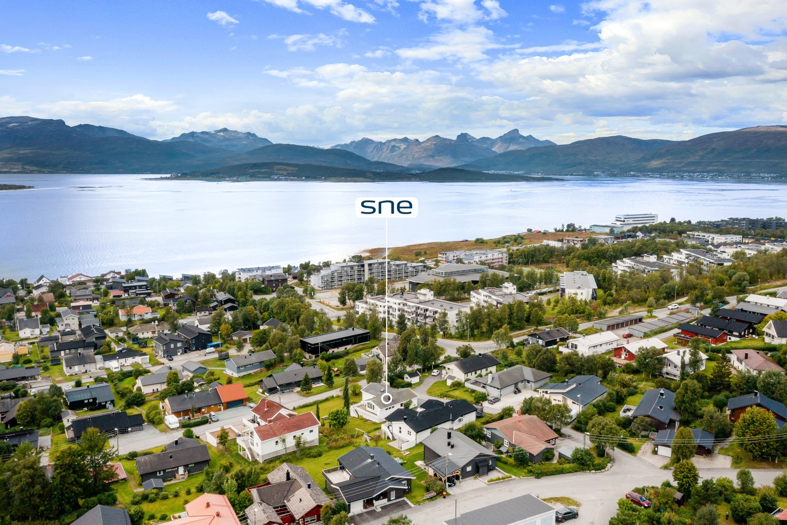 Velkommen til Nordpolvegen 11 - presentert av Sne Eiendomsmegling ved Stina Stormo og Jonas Bergersen.