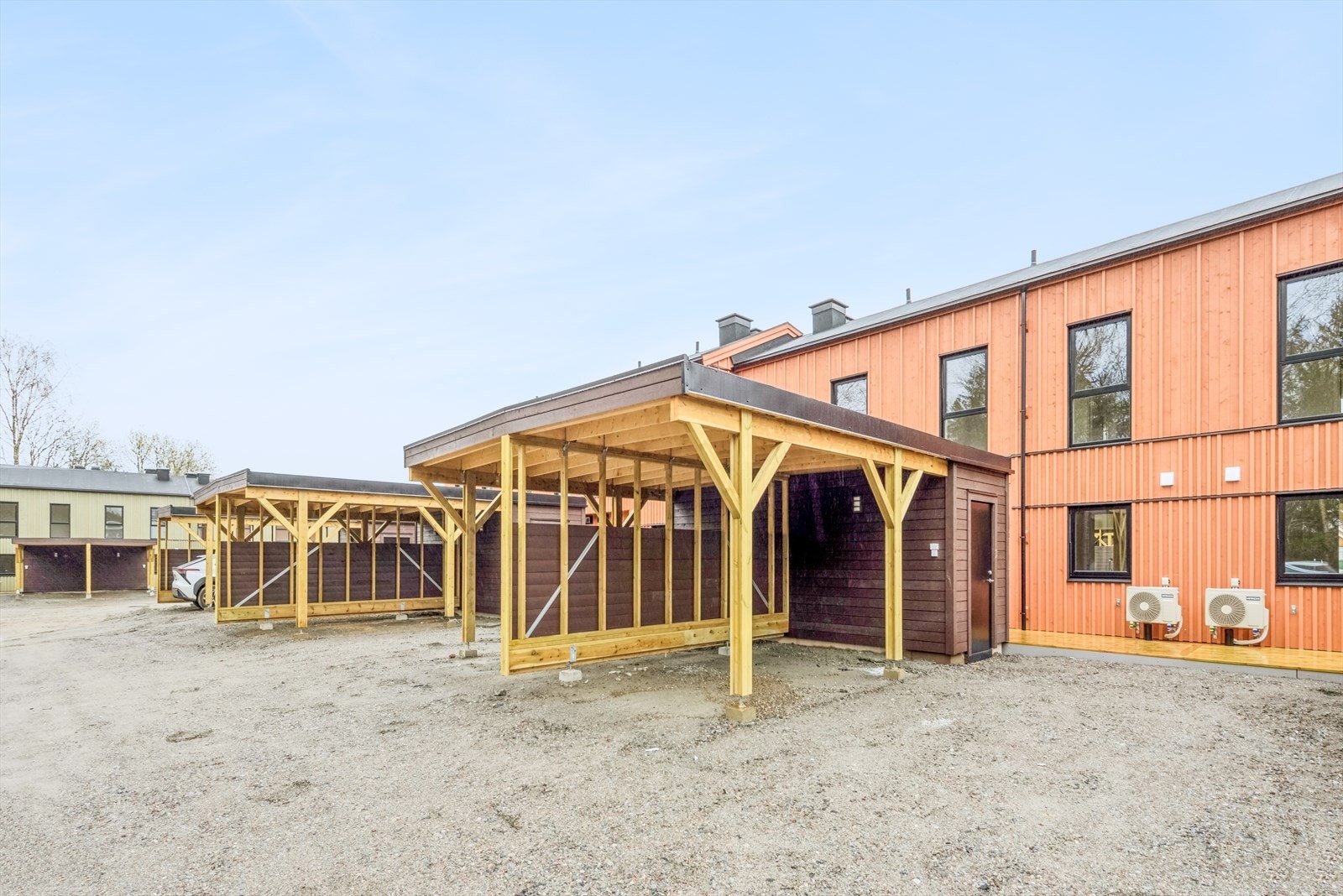 Medfølgende carport til boligen, samt sportsbod. Galleribilde