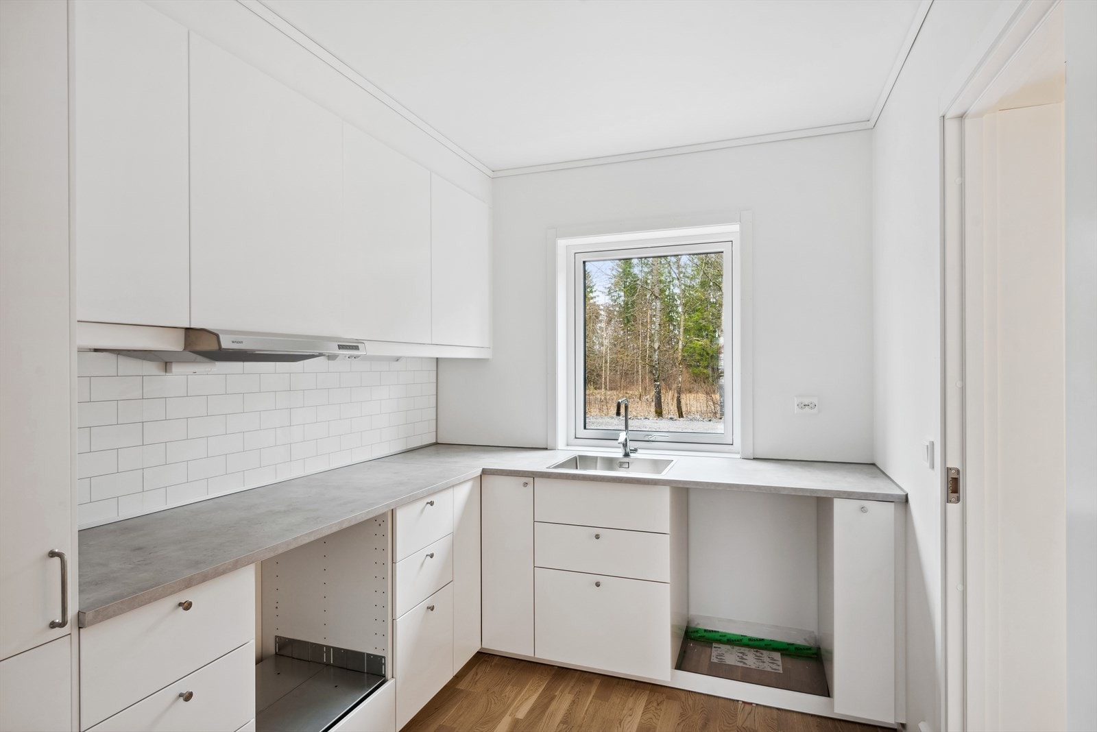 Laminat benkeplate med svært god plass til malaging. Det blir satt inn ny ovn/platetopp før overtagelse, samt en brukt oppvaskmaskin. Galleribilde