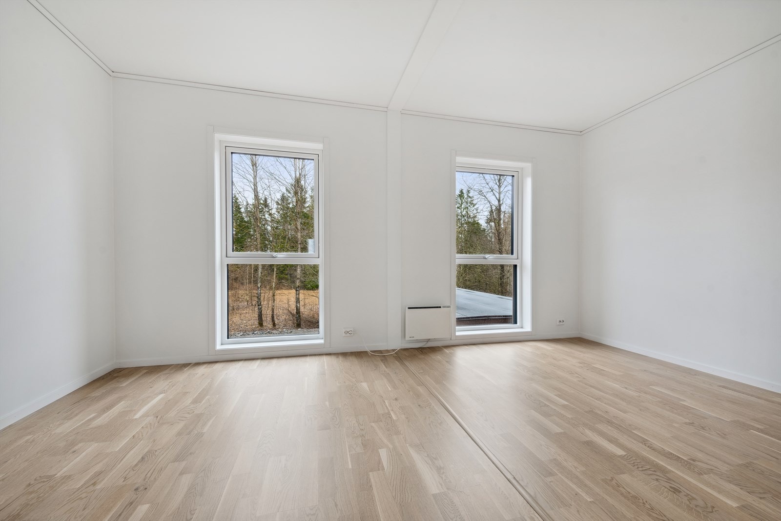 Svært romslig hovedsoverom med god plass for både dobbeltseng og garderobe. Galleribilde