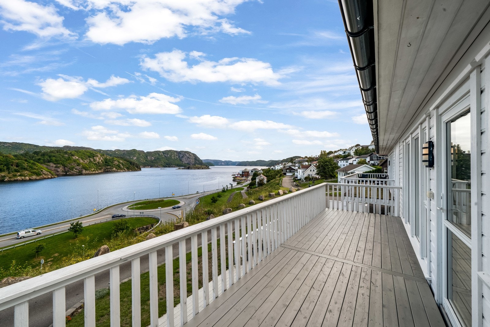 Lys og trivelig leilighet med flott utsikt mot fjorden, som kan nytes fra flere hold. Galleribilde