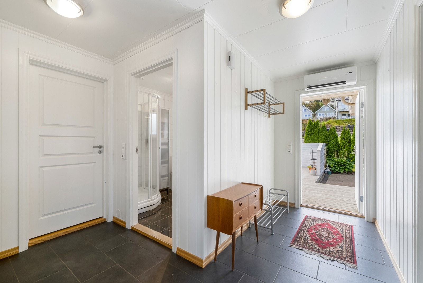 Velkommen inn. Inngangspartiet fører inn til en gang med avkledningsplass. Galleribilde