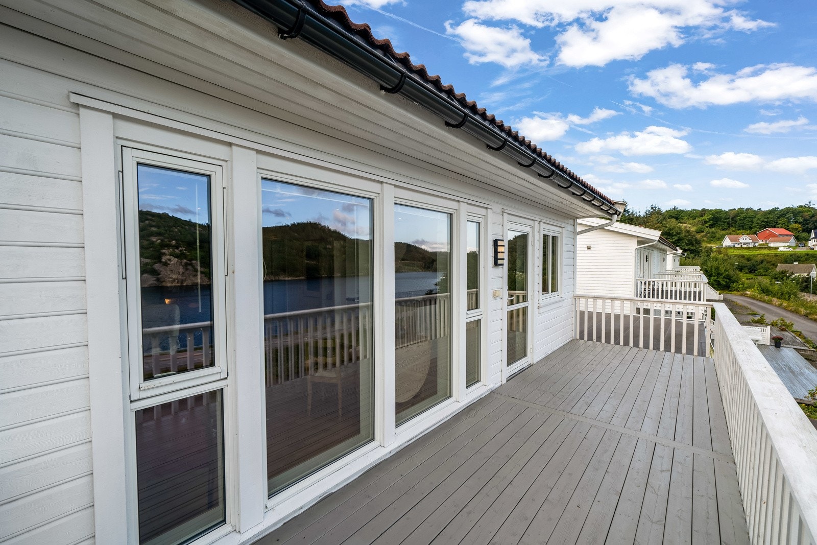 Stor terrasse i front vendt mot fjorden. Galleribilde