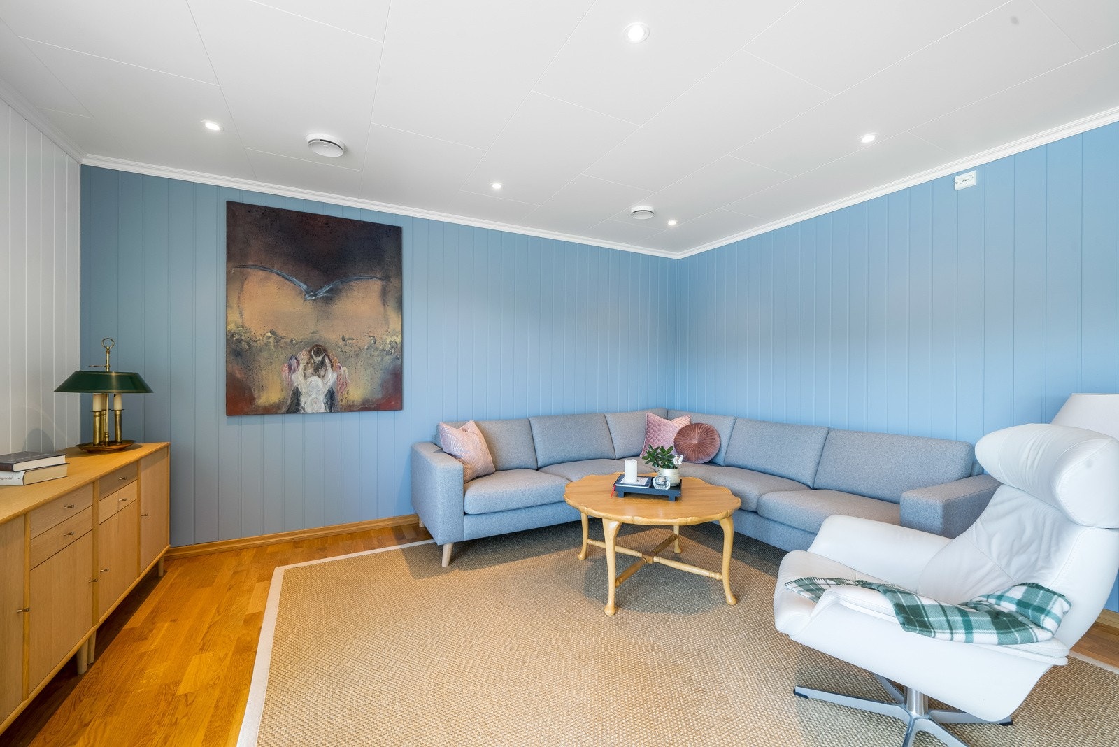 Stuen kan innredes med salongdel og spisesstuesone. Galleribilde