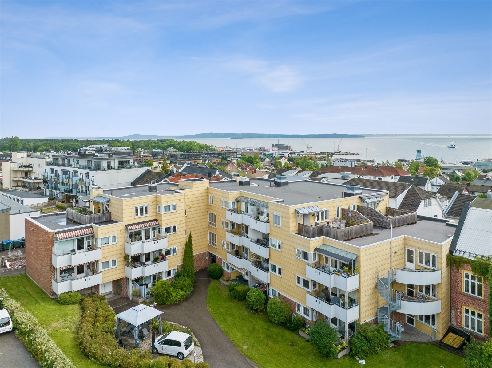 Borettslaget sin felles tomt er pent opparbeidet. Galleribilde