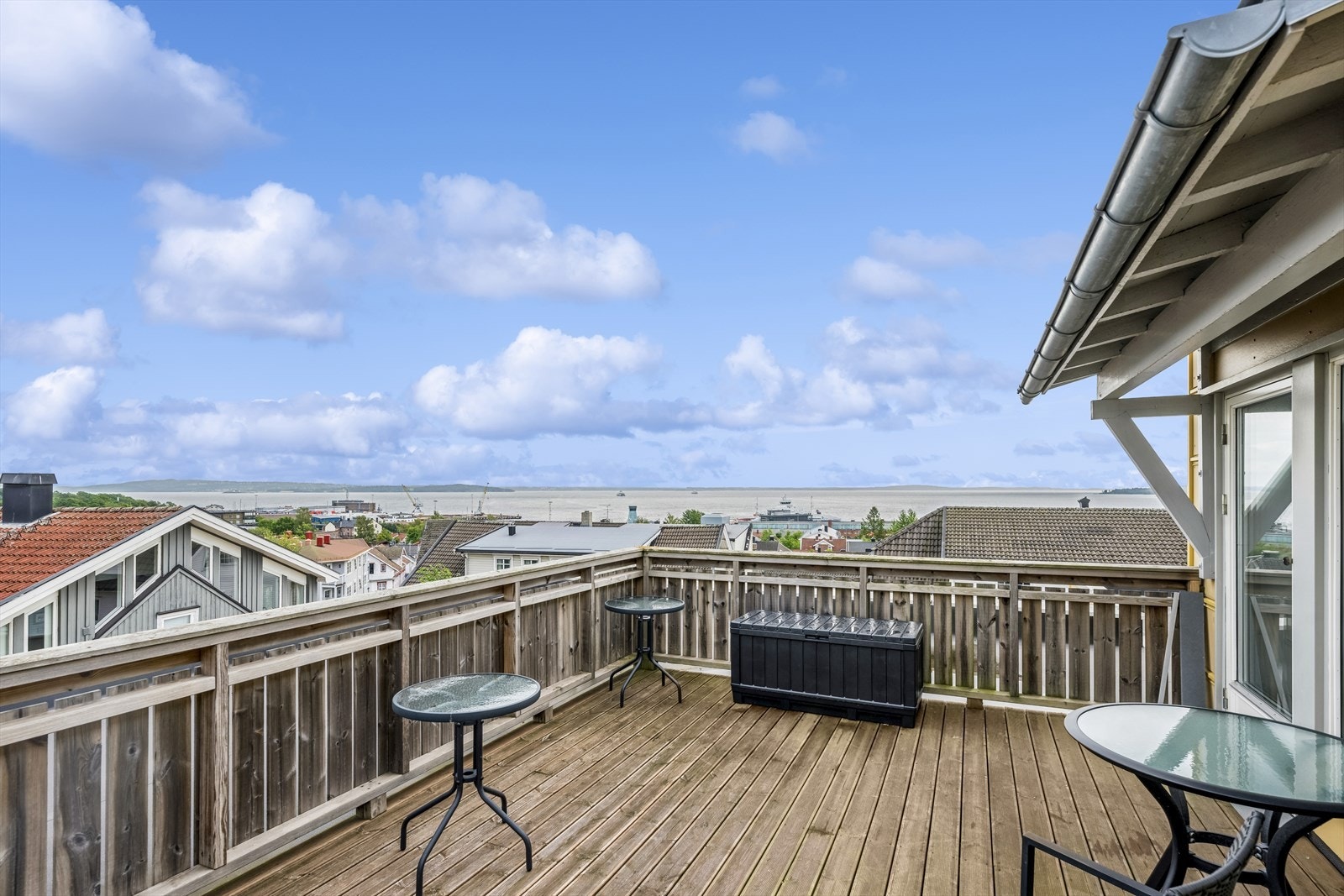 Som beboer i borettslaget har man også mulighet til å benytte seg av felles takterrasse i 4. etg med flott sjøutsikt. Galleribilde