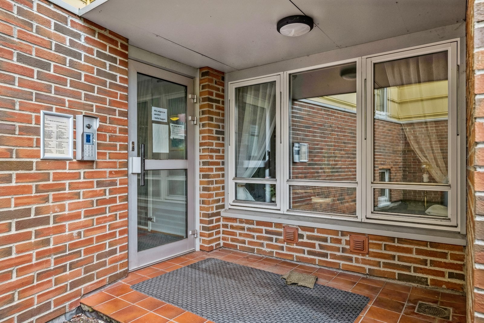Felles inngangsparti med calling anlegg. Galleribilde