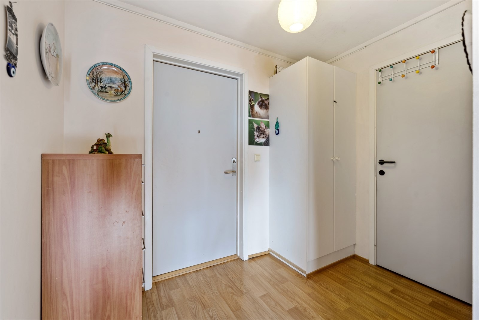 Innenfor egen inngangsdør blir du tatt i mot av en romslig entré med god plass til å henge og sette fra seg sko- og yttertøy. Fra entreen/gangen er det også adkomst til badet, samt en romslig og praktisk bod for oppbevaring. Galleribilde