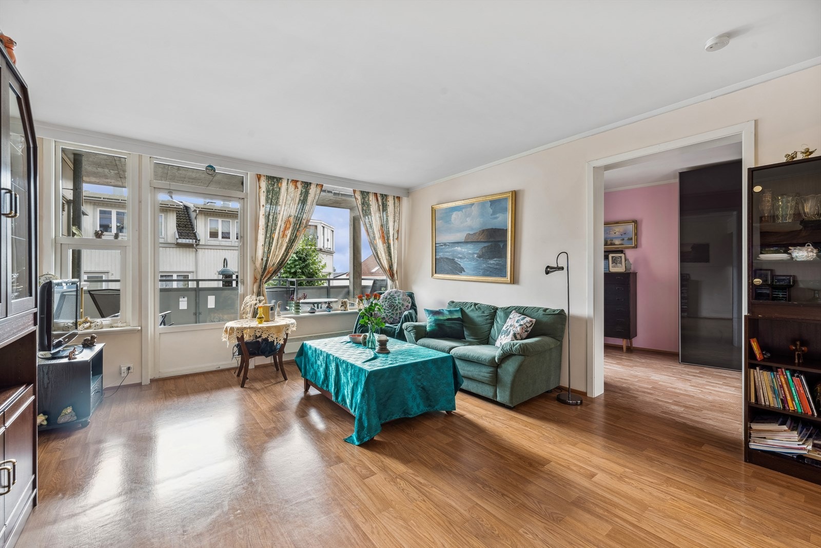 Terrassedøren og de store vinduene slipper inn godt med dagslys. Galleribilde