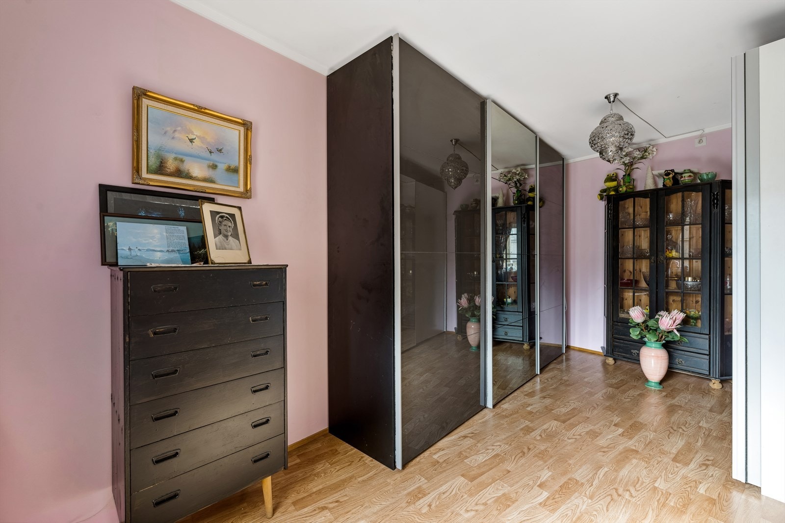 Soverommene er allsidige og kan benyttes som f.eks barnerom, gjesterom, walk-in closet, bibliotek eller kontor. På bakgrunn av soverommene sin størrelse åpner det for mange muligheter for innredning etter ønsket formål med gode garderobeløsninger. Galleribilde