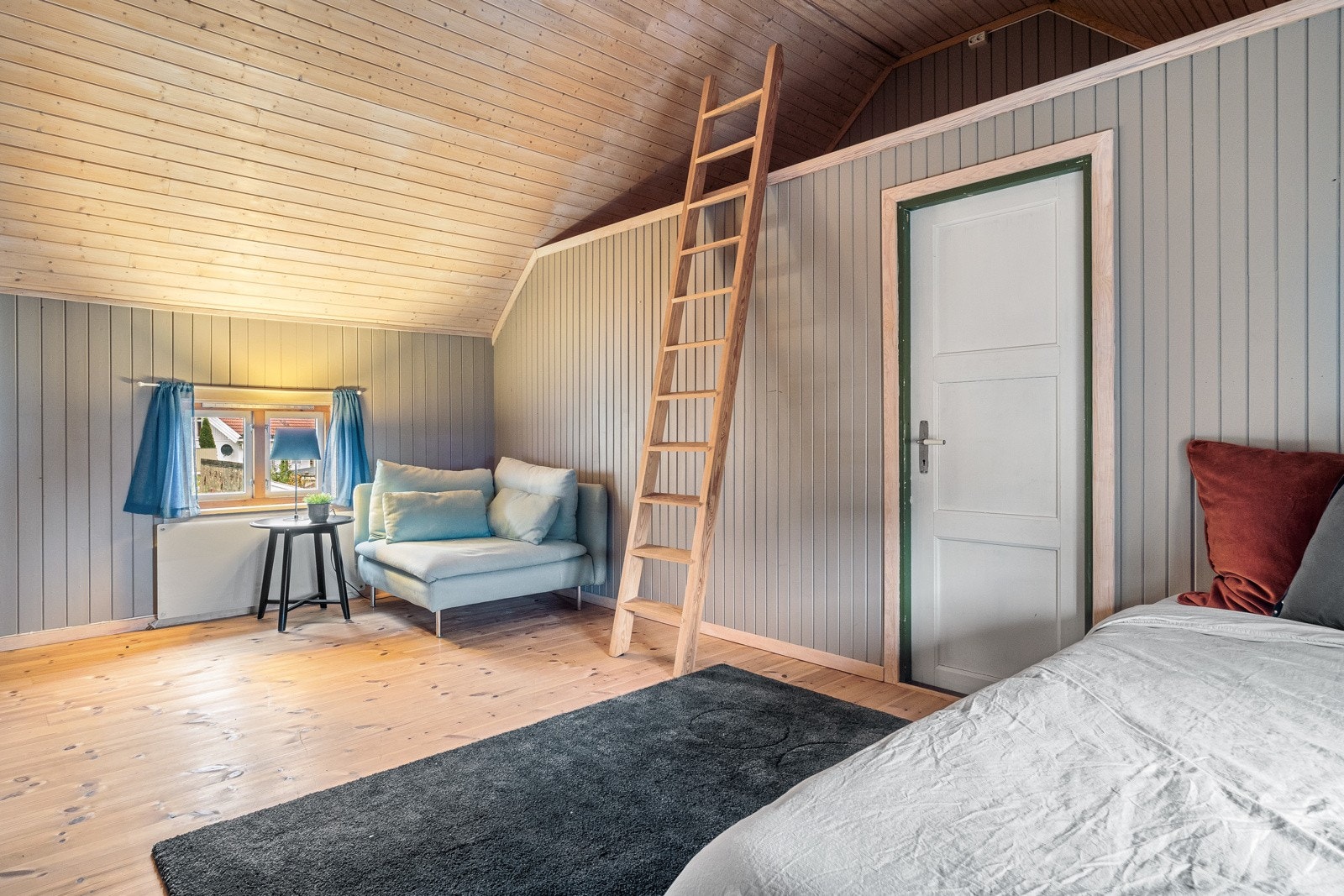 Dette soverommet har en hems over garderoberommet. Galleribilde