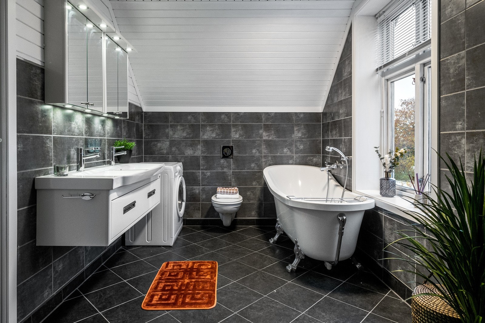 Badet i 2.etasje er flislagt og har elektriske varmekabler i gulv. Galleribilde