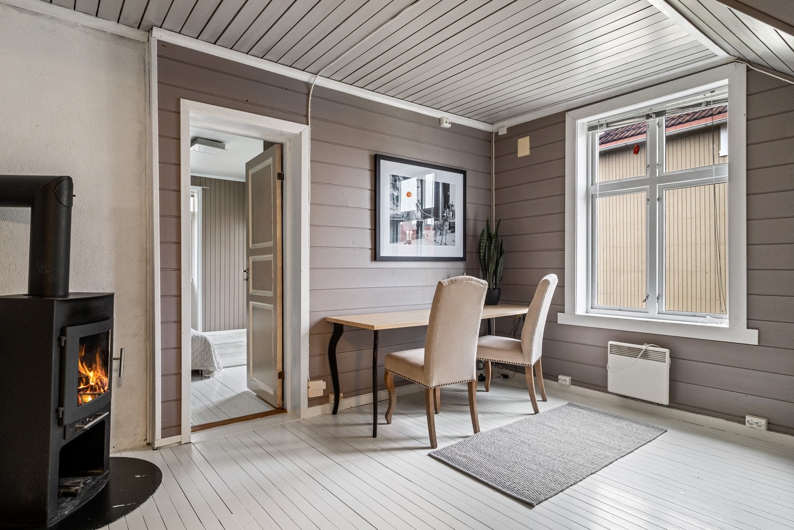 Stuedel i 2.etasje med vedfyring. Galleribilde
