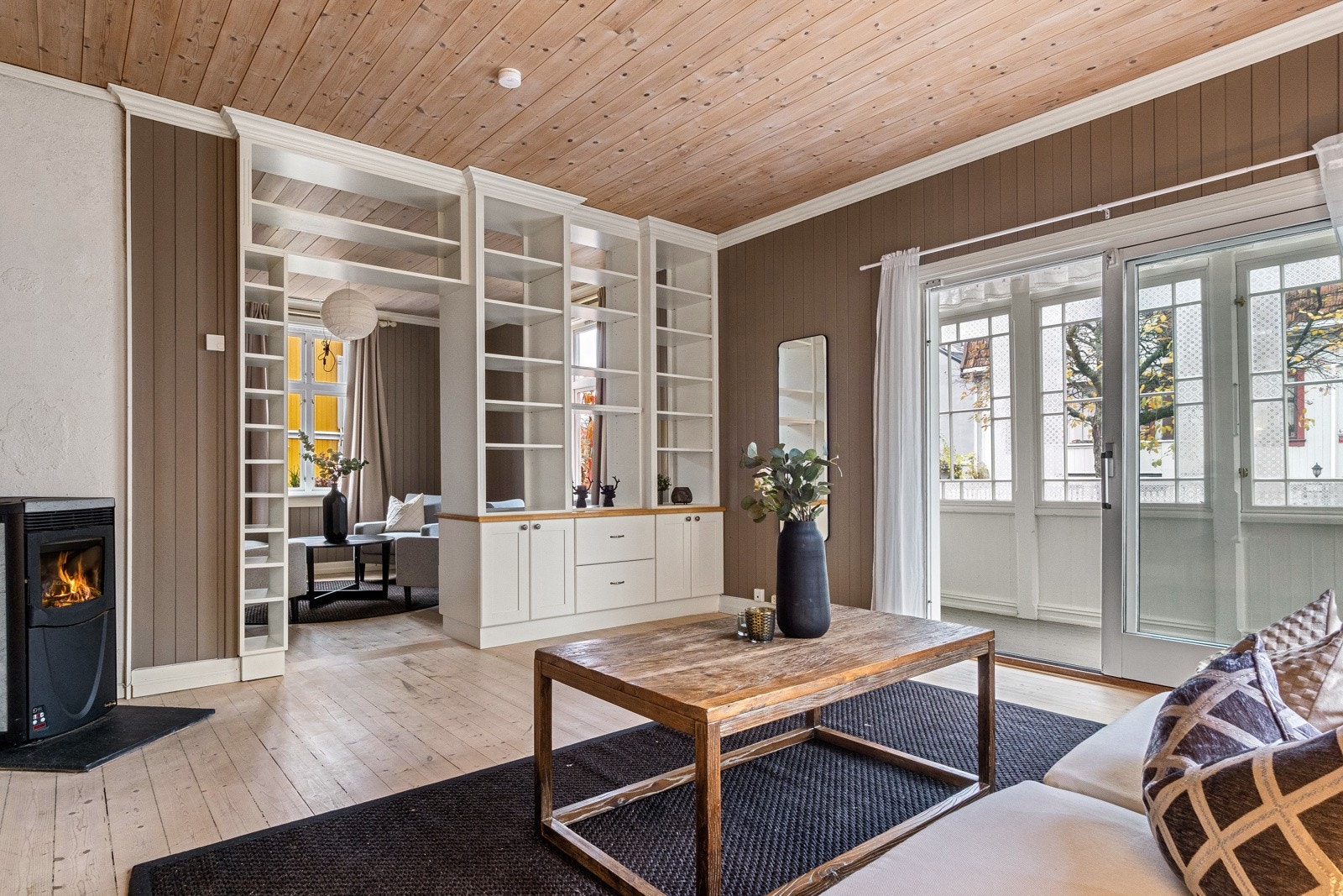 Fra den ene stuedelen er det utgang til innglasset balkong på fremsiden av huset. Galleribilde