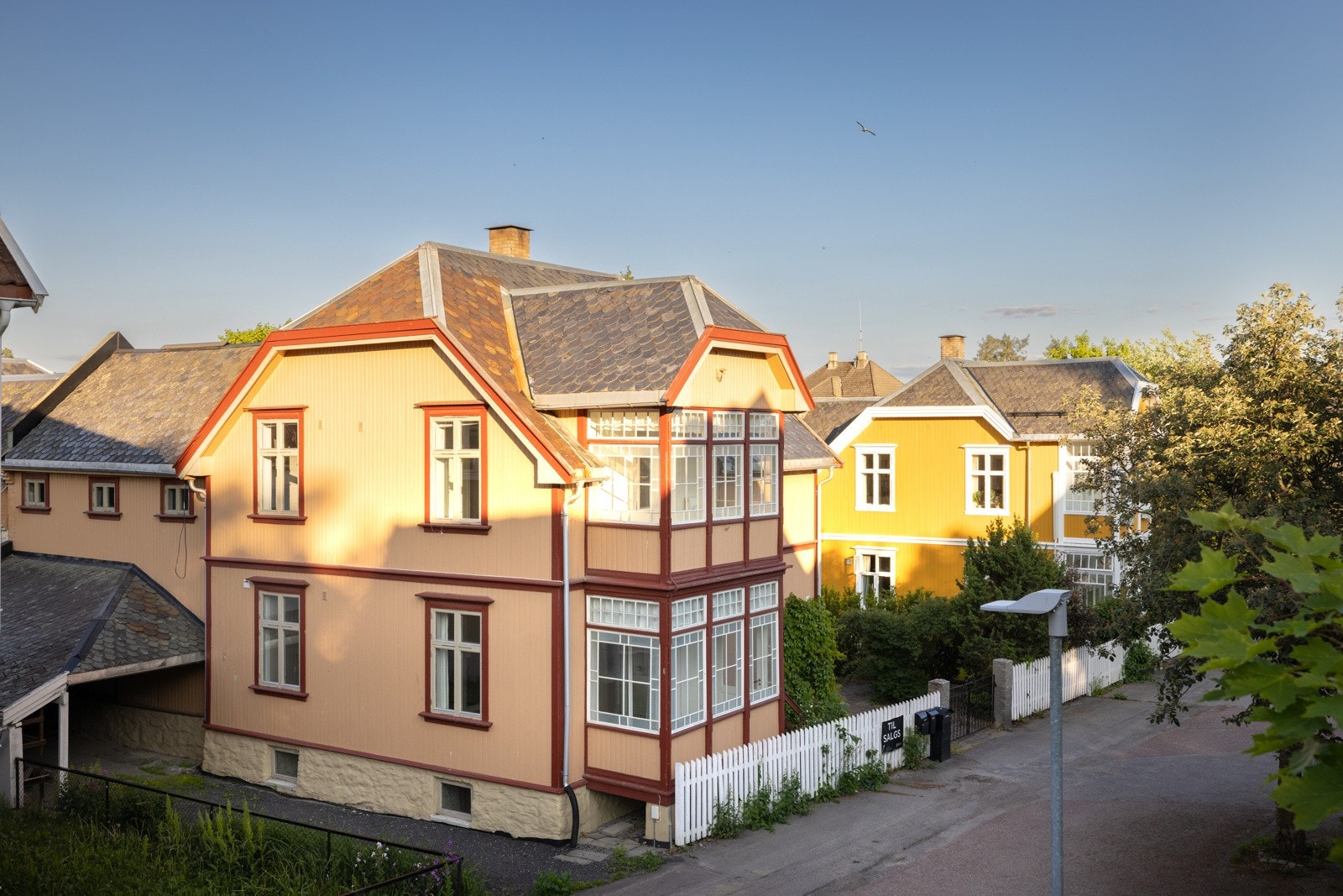 Carport med plass til 1, samt 2 oppstillingsplasser i forkant av denne. Galleribilde