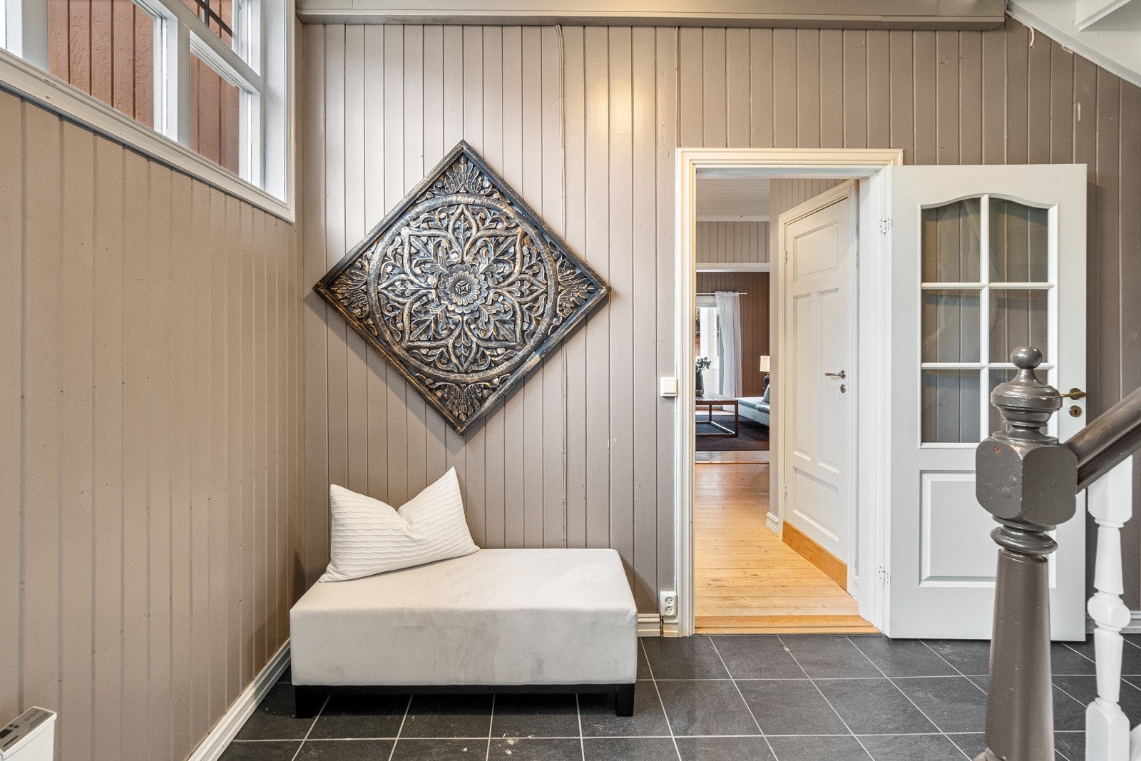 Stig videre inn. Galleribilde