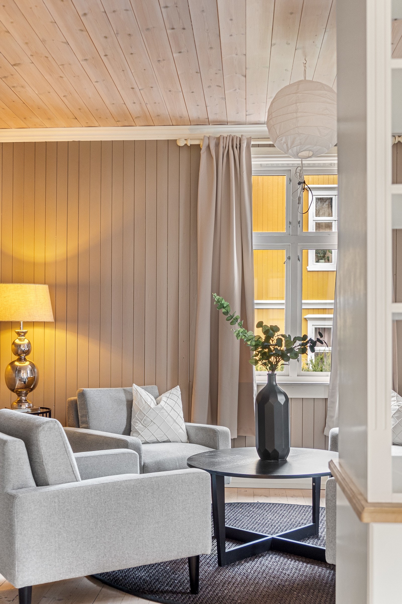 God takhøyde som gir en luftig og god romfølelse. Galleribilde