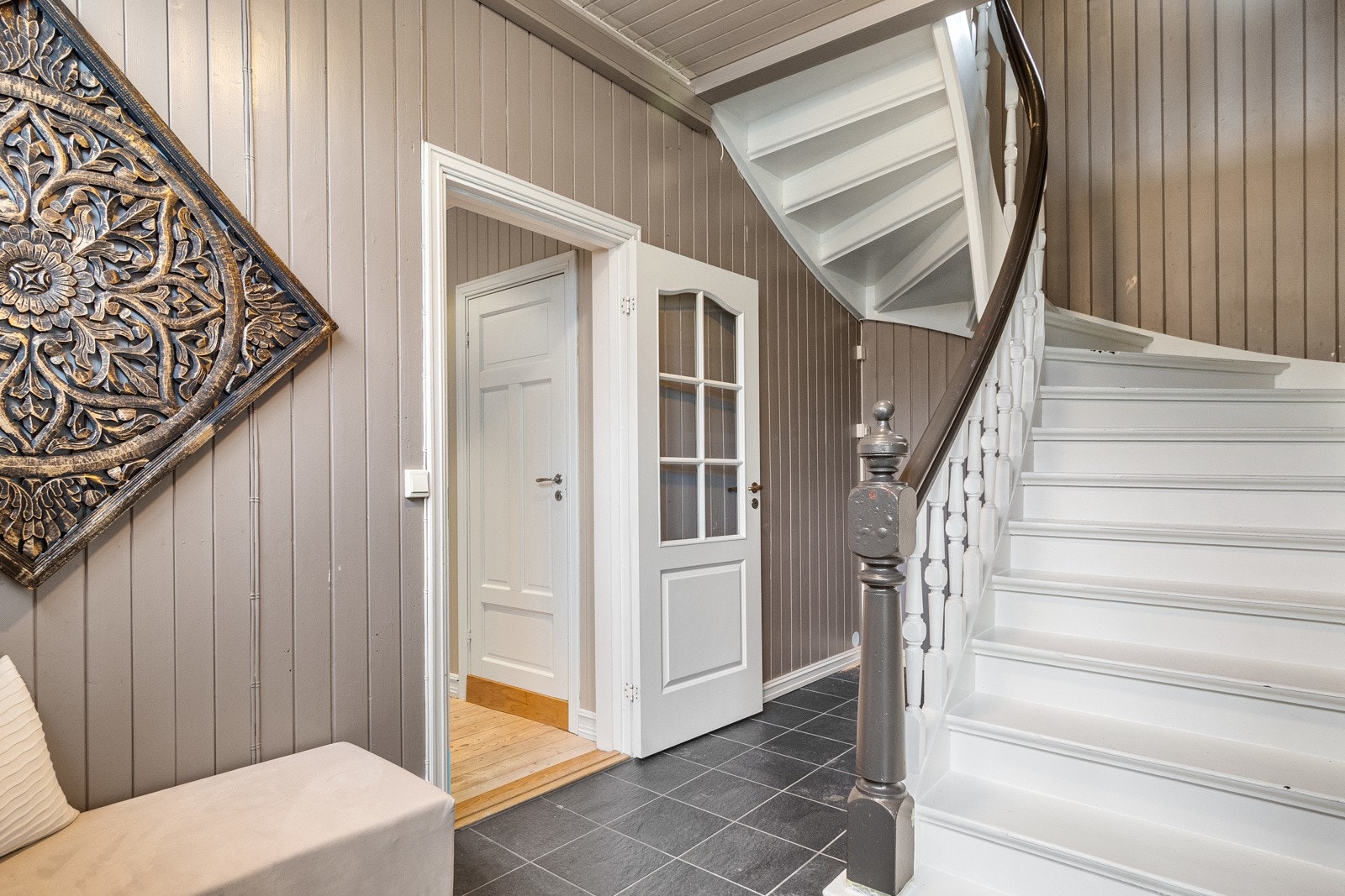 Luftig og romslig hall med trapp. Galleribilde