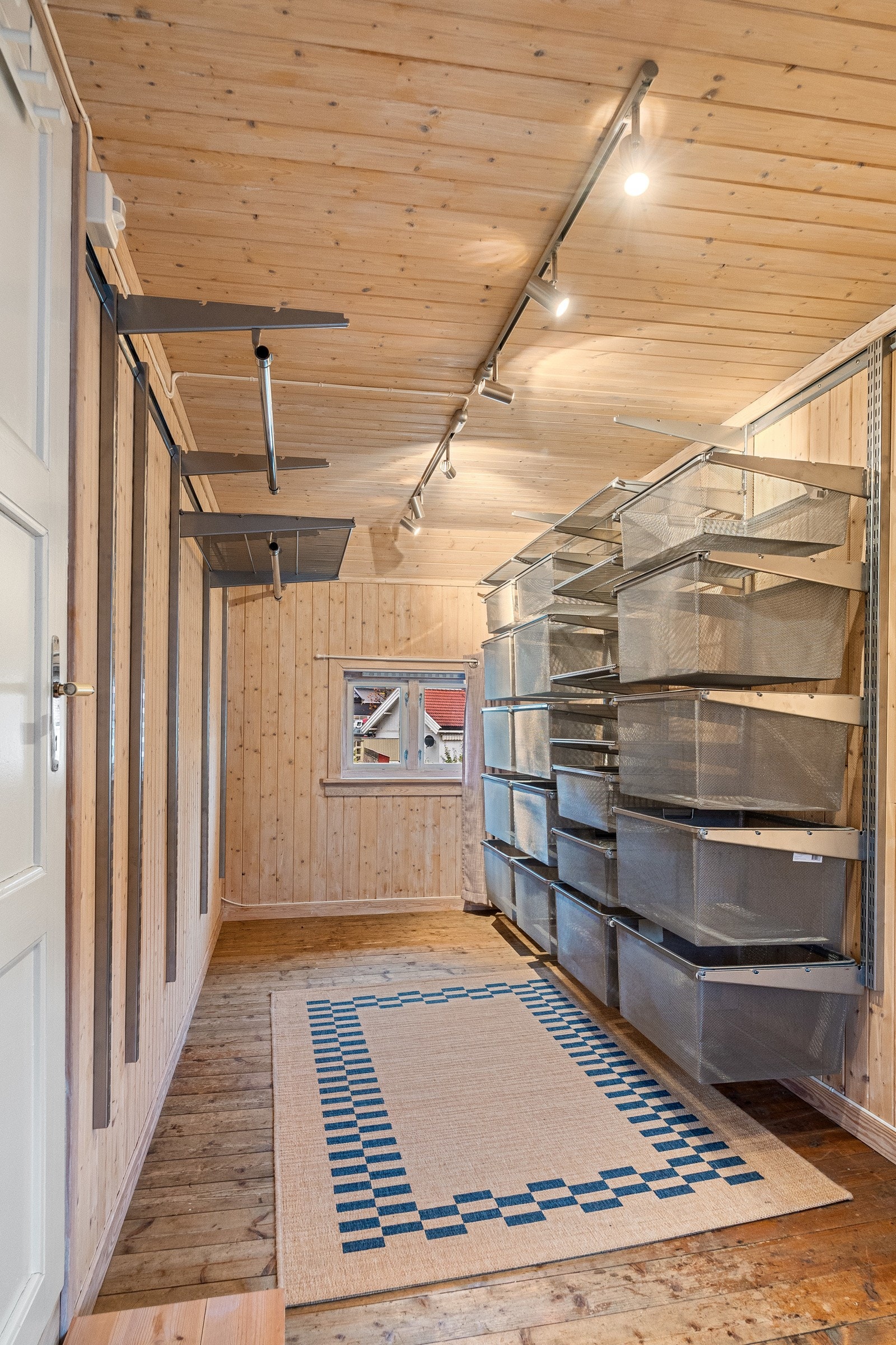 Garderoberom med mulighet for praktisk oppbevaring. Galleribilde
