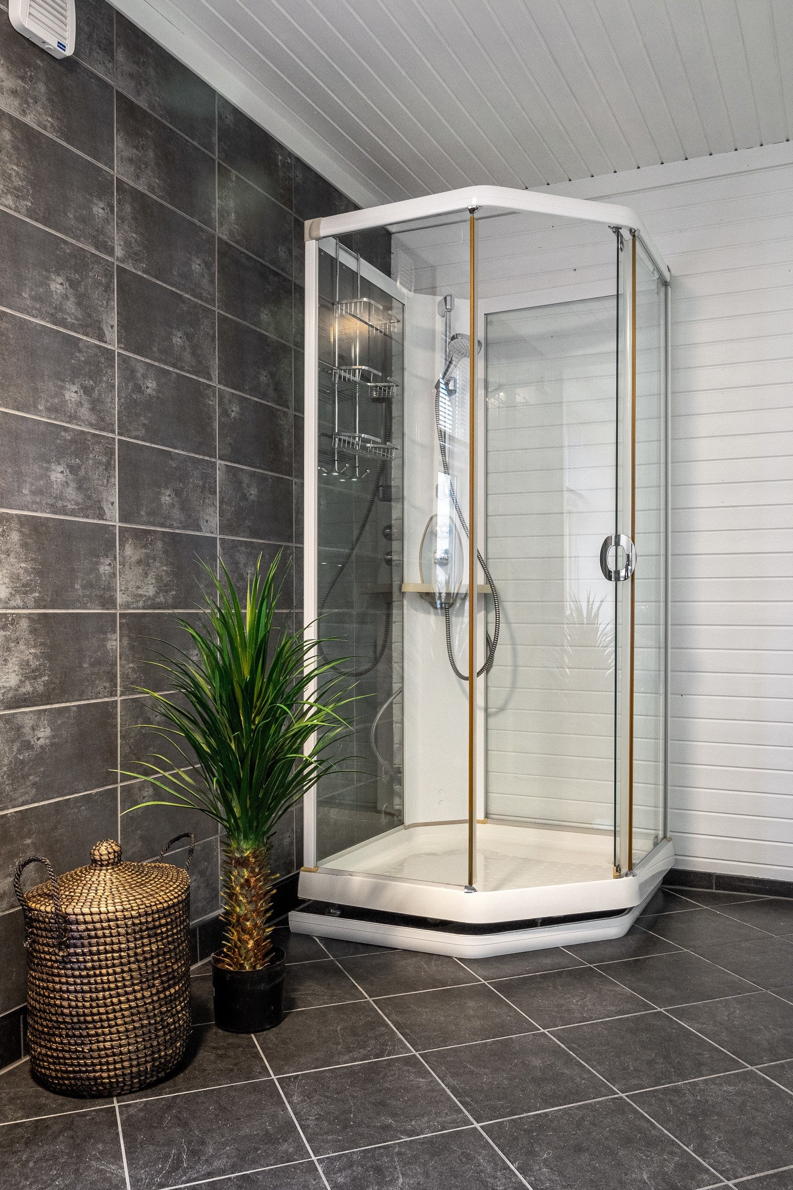 Badet i 2.etasje har opplegg for vaskemaskin. Galleribilde
