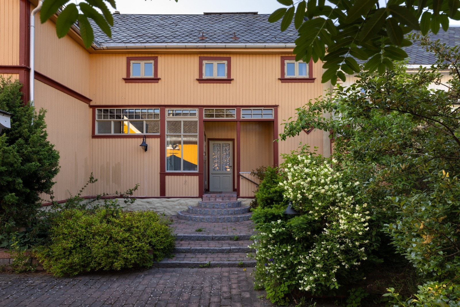 Eldre hus som er betydelig oppusset. Galleribilde