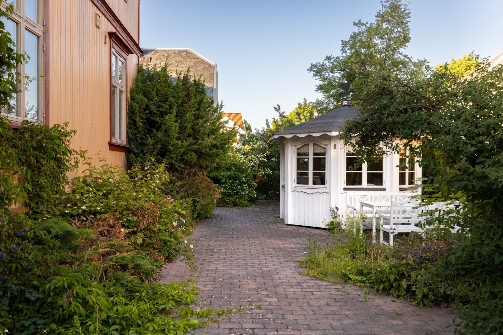 Et koselig lysthus i hagen som kan benyttes sene sommerkvelder. Galleribilde