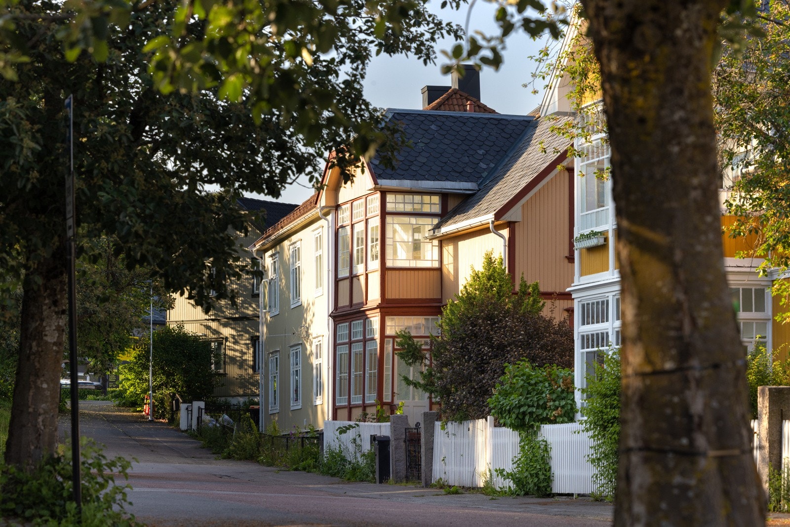 Velkommen til denne flotte, særegne byvillaen midt i hjertet av Hamar! Galleribilde