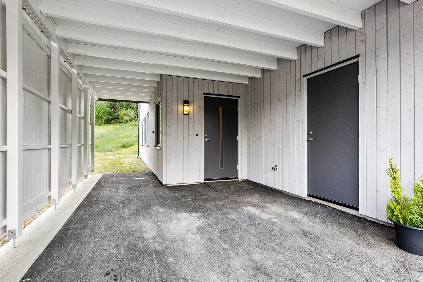 Carport og inngangsparti - samt inngang til isolert bod. Galleribilde