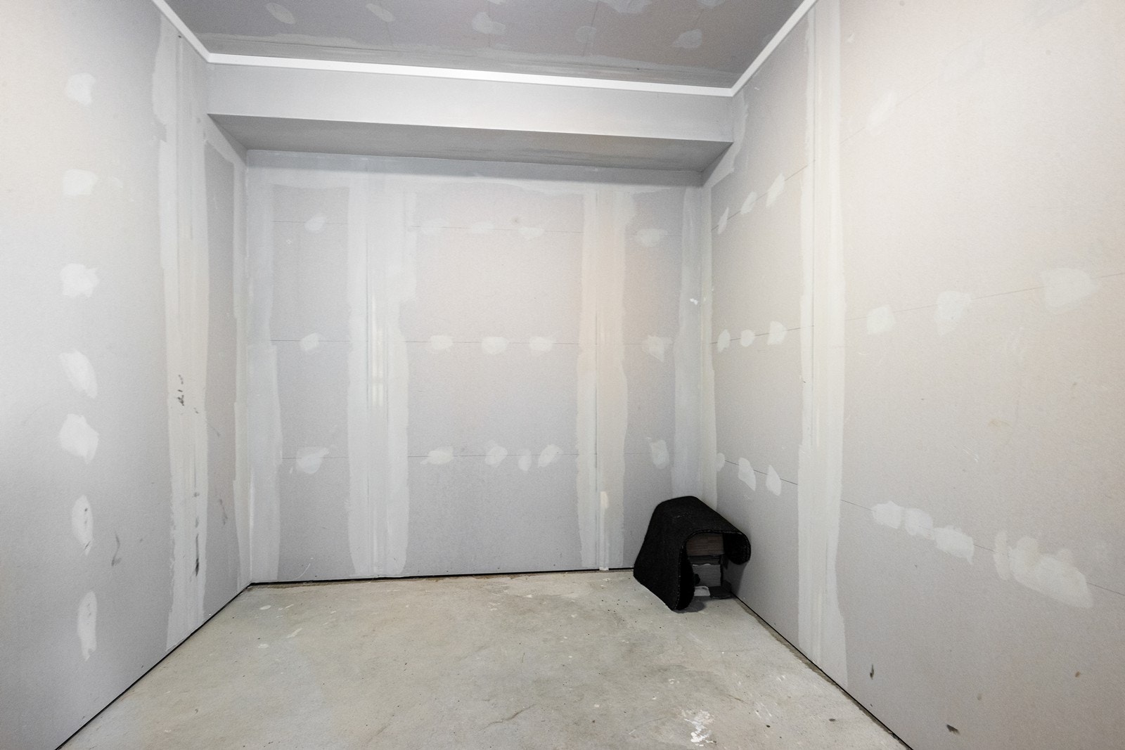 Isolert bod - inngang fra carporten. Galleribilde