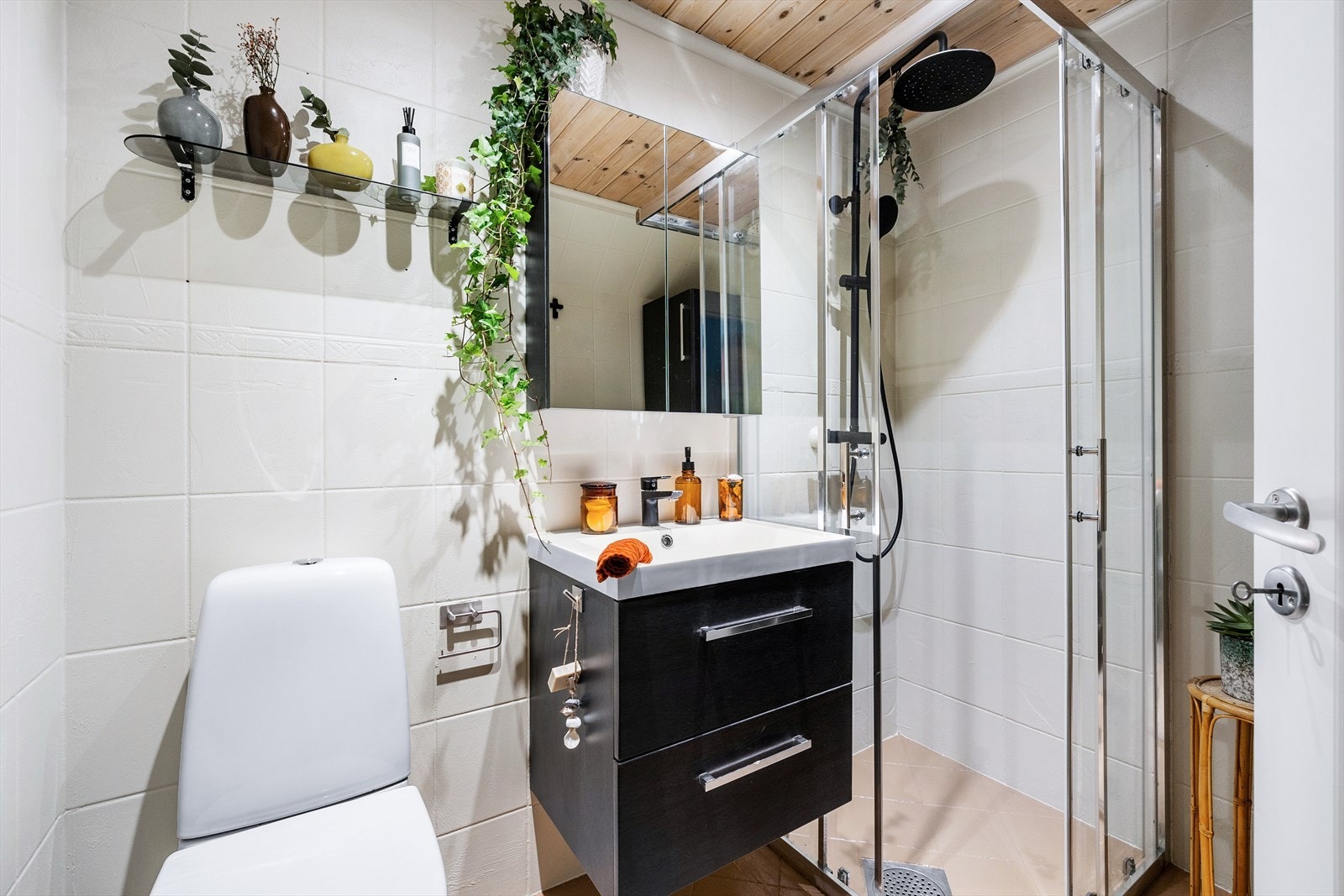 Badet i 1. etasje har delikate farger på vegg og gulv Galleribilde