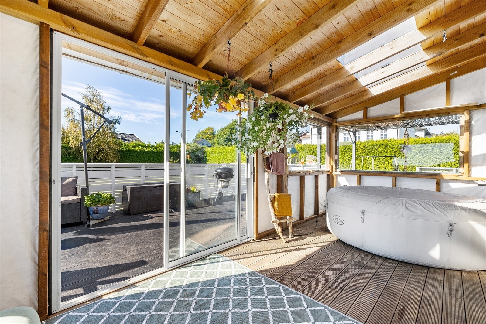 Fra stuen har du utgang til sommerstue før du kommer videre ut til terrassen Galleribilde