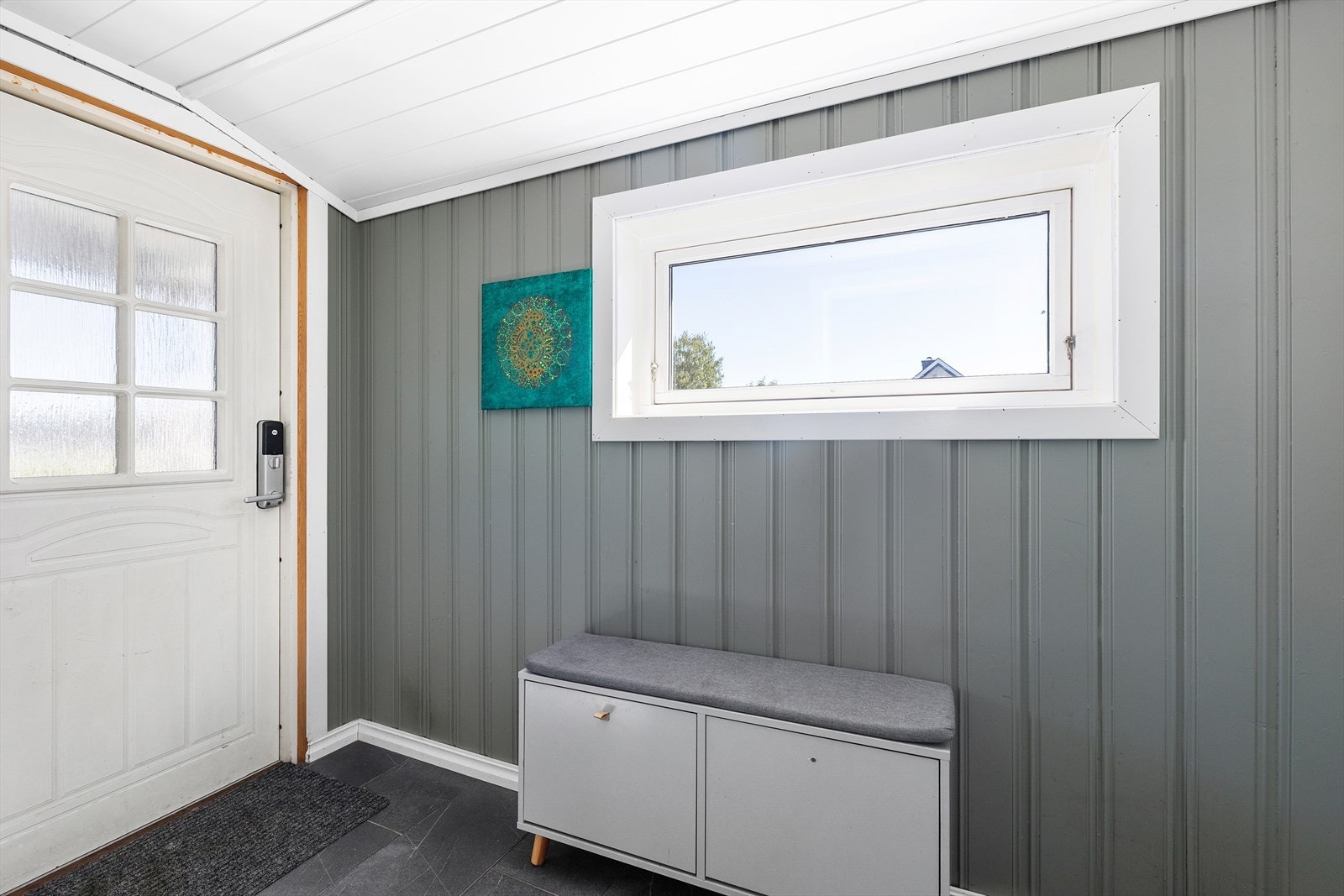 I 1.etasje kommer du inn i entrè med varme i gulvet og plass til garderobe Galleribilde