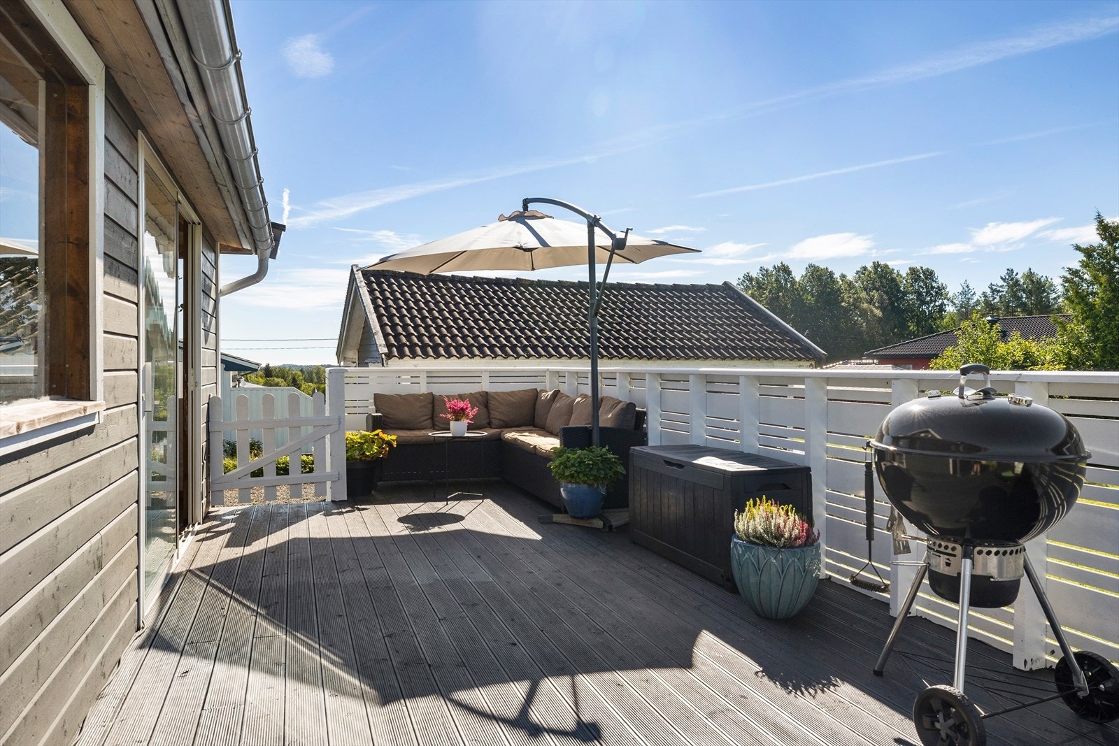 Fra terrassen har du adkomst til den store hagen Galleribilde