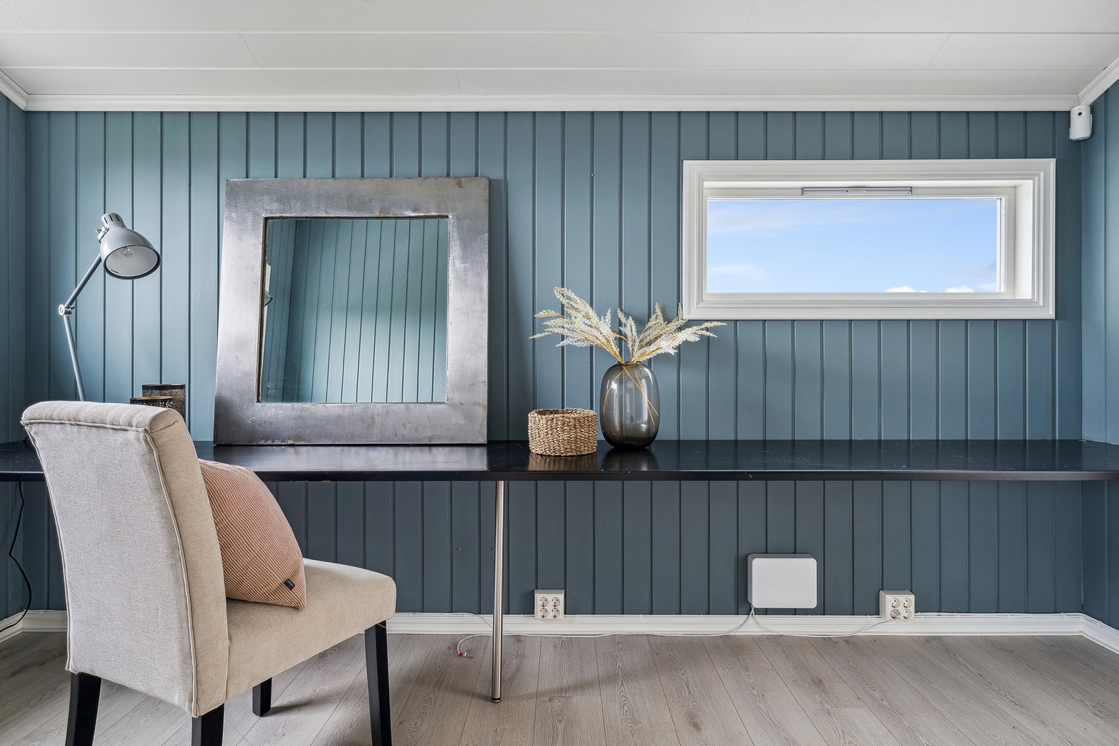 Innredet kontor utenfor stuen. Herfra er det utgang til vinterhage/innglasset terrasse. Galleribilde