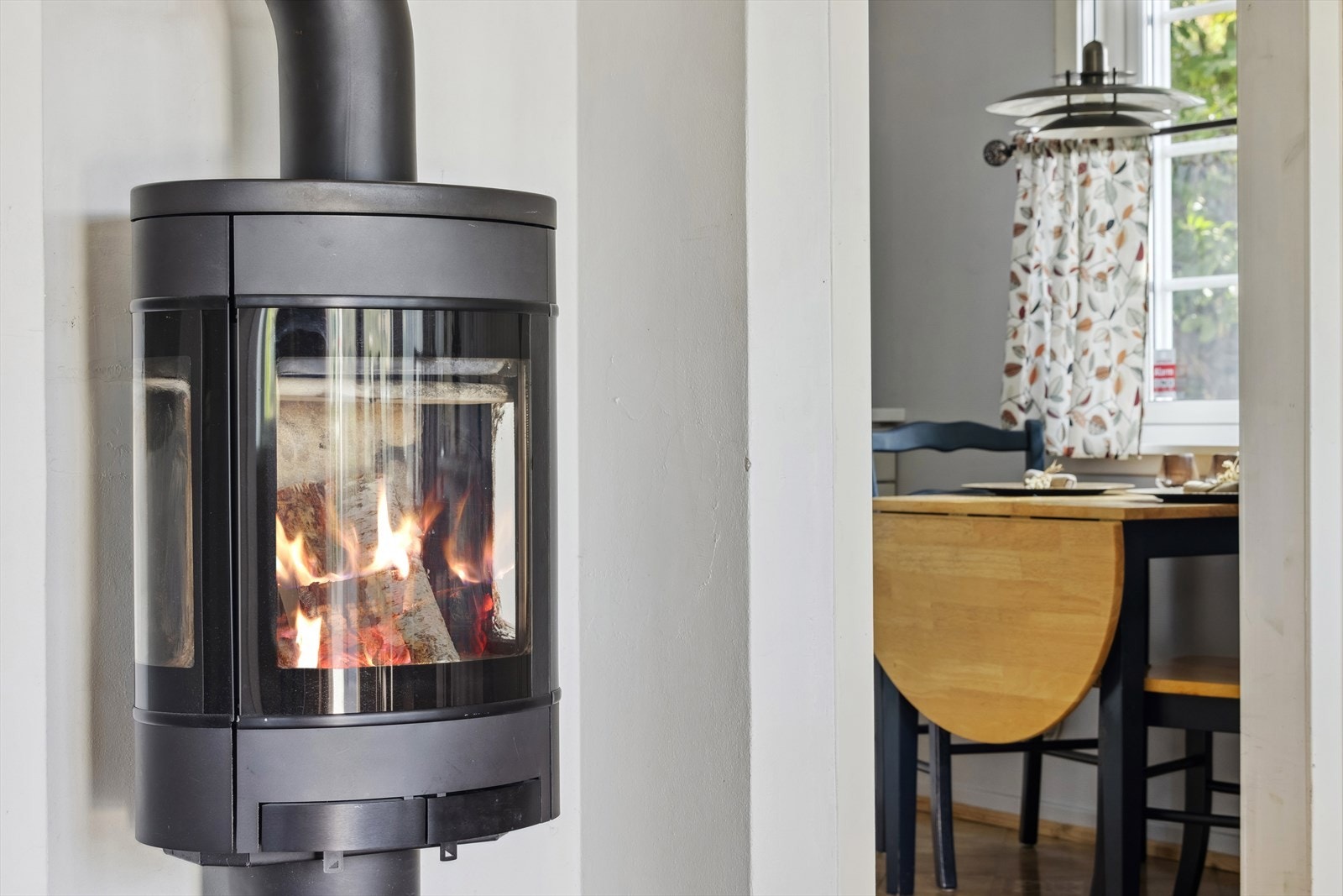 Ny vedovn fra 2023 gir god varme og knitrende hygge på kalde dager. Galleribilde