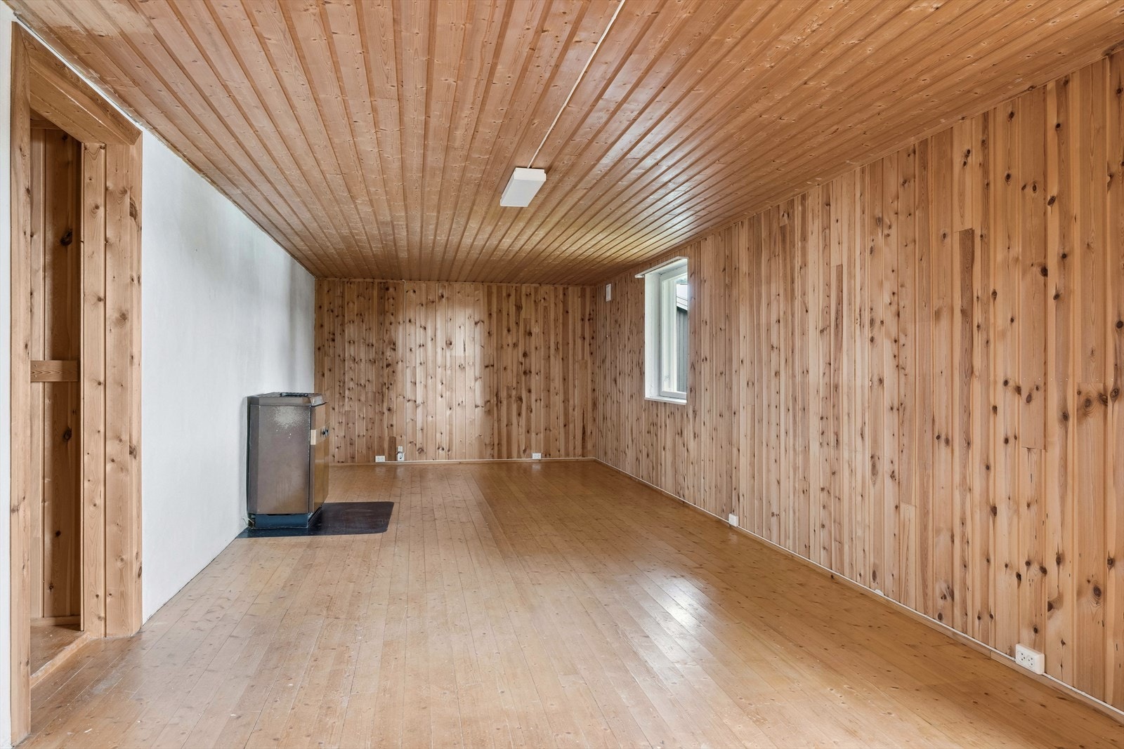 Innredet kjellerstue i kjeller med peisovn, men dette er ikke godkjent som kjellerstue i opprinnelige byggetegninger, se punkt under ferdigattest. Galleribilde