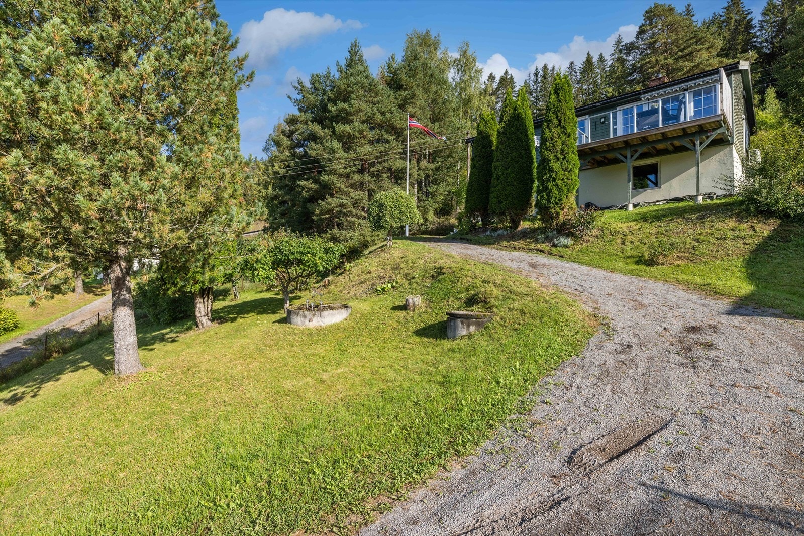 Gruset oppkjørsel til bolig. Galleribilde